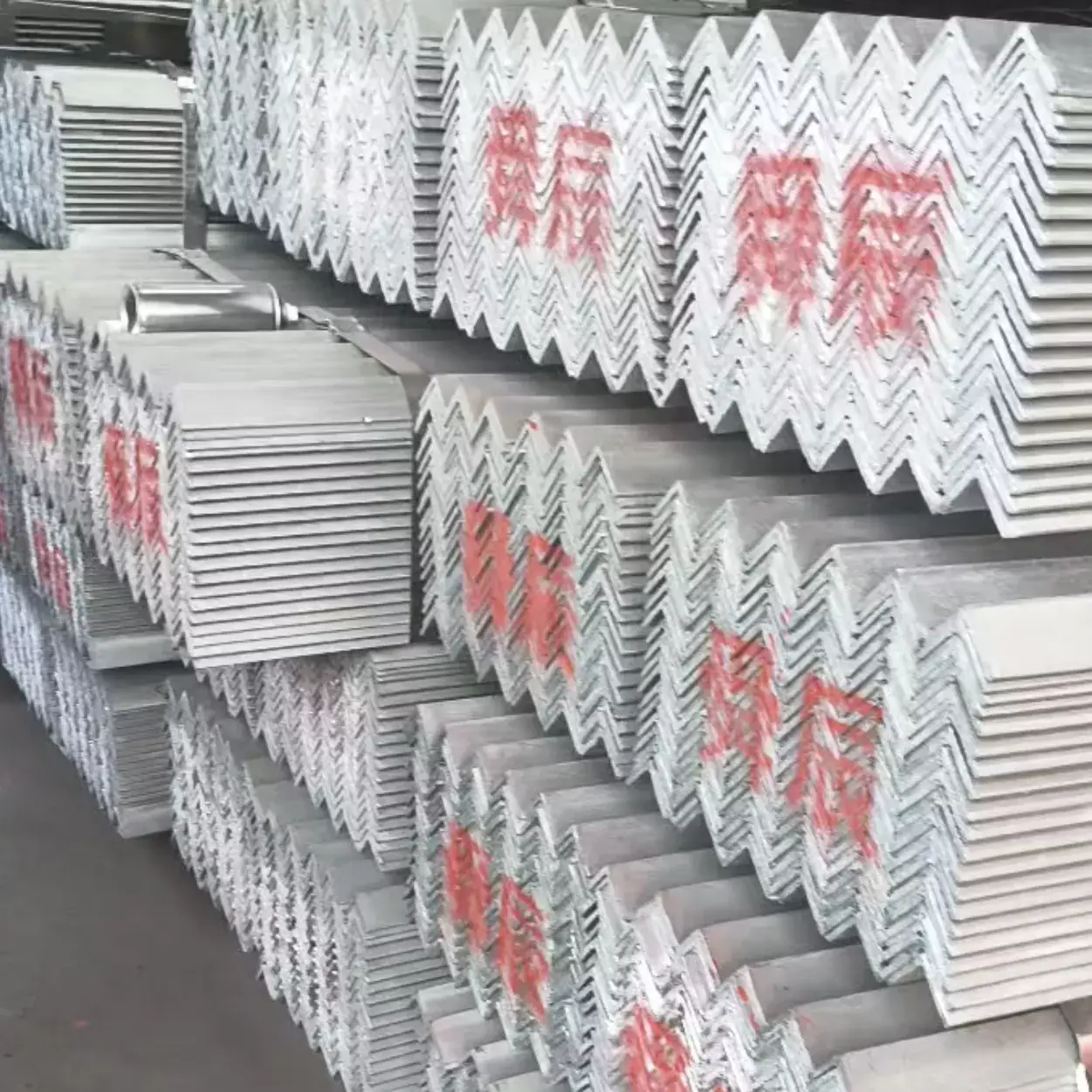 Qu'est-ce qui fait d'Angle Steel le premier choix pour la construction de pylônes de transmission ?