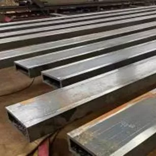 Tube carré à angle droit